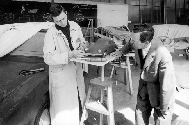 1959: Фердинанд Александр с отцом Ферри Порше у макета будущего Porsche 911
