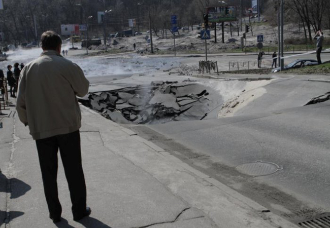 В Киеве провалилась дорога