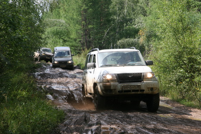 Этой дорогой ездят тракторы и лесовозы типа "Урал-375". И лесники на УАЗах - "буханках" и "головастиках". 