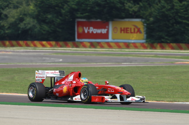 Фернандо Алонсо заправил болид Формулы-1 обычным топливом