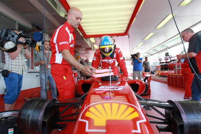 Фернандо Алонсо заправил болид Формулы-1 обычным топливом