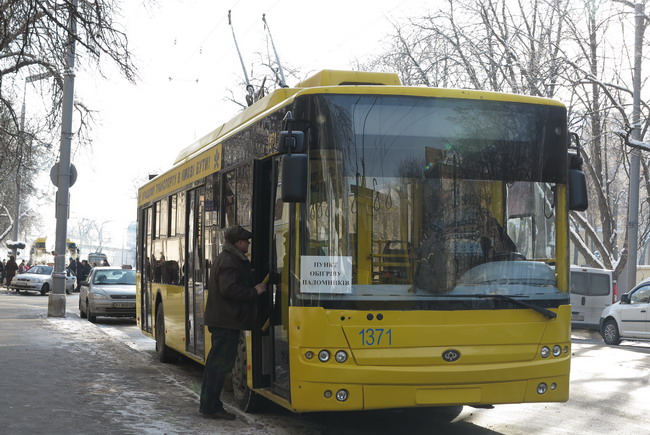 В киевских троллейбусах открыли пункты обогрева