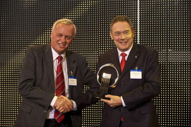 На фото: Жан Мари Хартиге (на фото справа), вице-президент подразделения Легких коммерческих автомобилей Renault получает заветный приз International Van of the Year 2012 из рук Питера Вимена главы жюри конкурса «Международный фургон года».