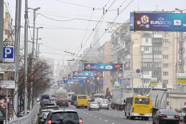 Евро-2012: дороги Киева украшают