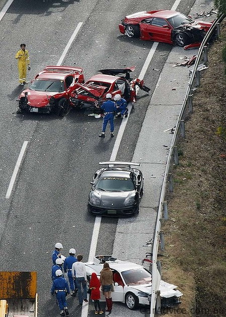 В Японии произошла элитная авария с участием 8 Ferrari и 1 Lamborghini 