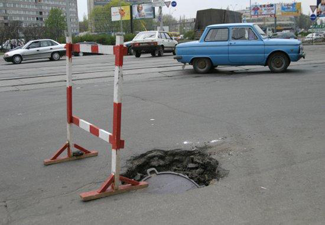 ГАИ Донецка ищет дорожные ямы