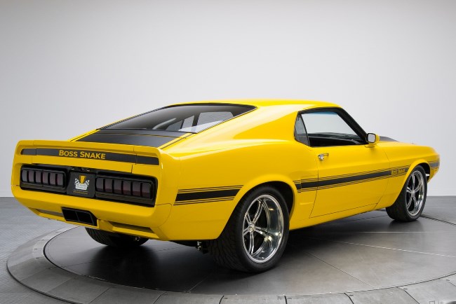 Желтый Ford Mustang Boss Snake 1970