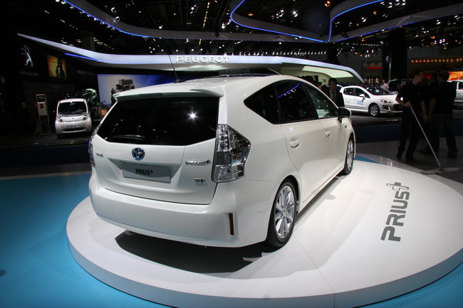 Франкфуртский автосалон 2011: Toyota представила Prius с  подзарядкой и его семейный вариант