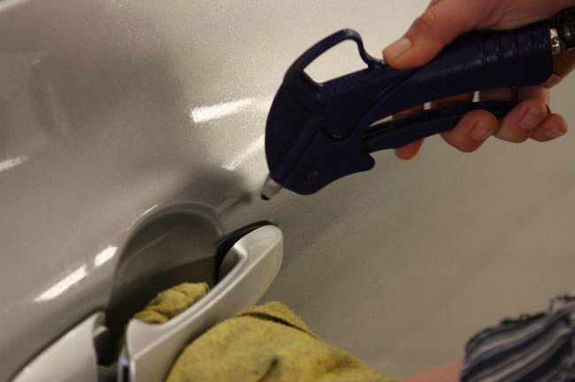 Если мыть машину в мороз, изо всех щелей нужно тщательно выдуть влагу.