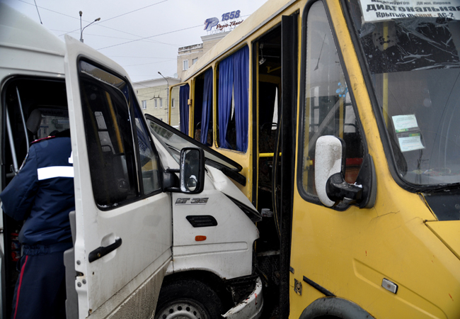 Авария в Запорожье: столкнулись две маршрутки Авария в Запорожье: столкнулись две маршрутки