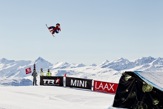 Компания MINI является партнером соревнований среди сноубордистов по фристайлу