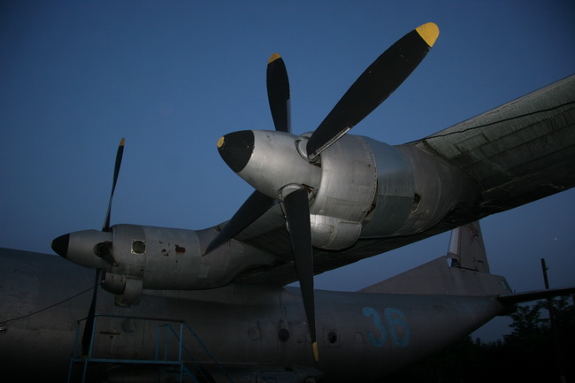 Военно-транспортный Ан-12 поднимал 16 тонн груза.