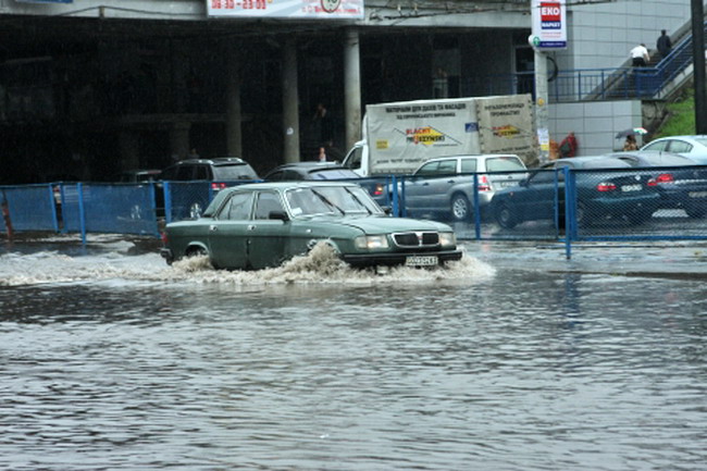 Внезапный дождь в Киеве парализовал движение транспорта