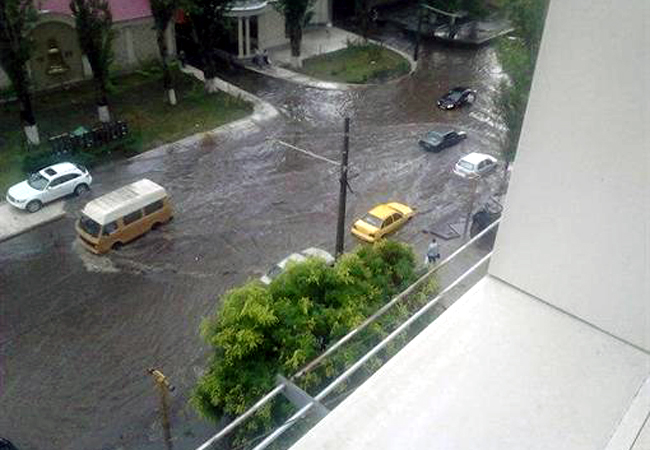 В Одессе из-за бури ограничено движение транспорта