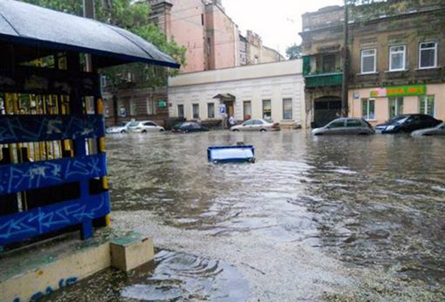 В Одессе из-за бури ограничено движение транспорта