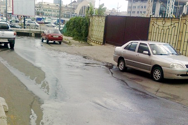По проезжей части в Киеве несется бурный поток нечистот