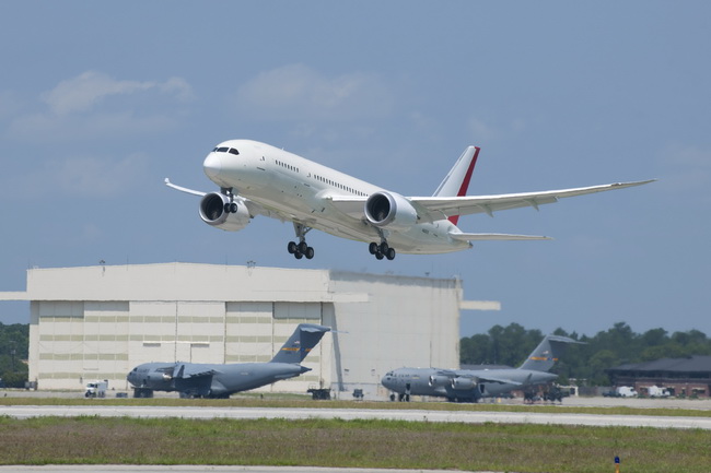 Boeing 787 отправляется в первый полет