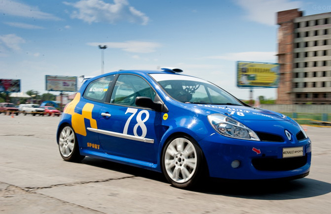 Чернівчани тестували спортивні автомобілі Renault
