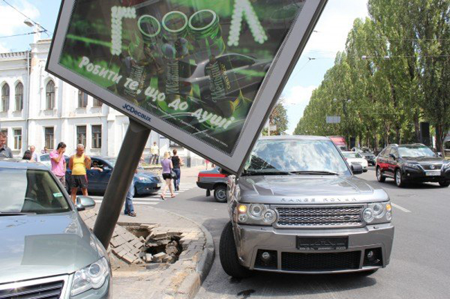 В центре Киева билборд рухнул на внедорожник Range Rover