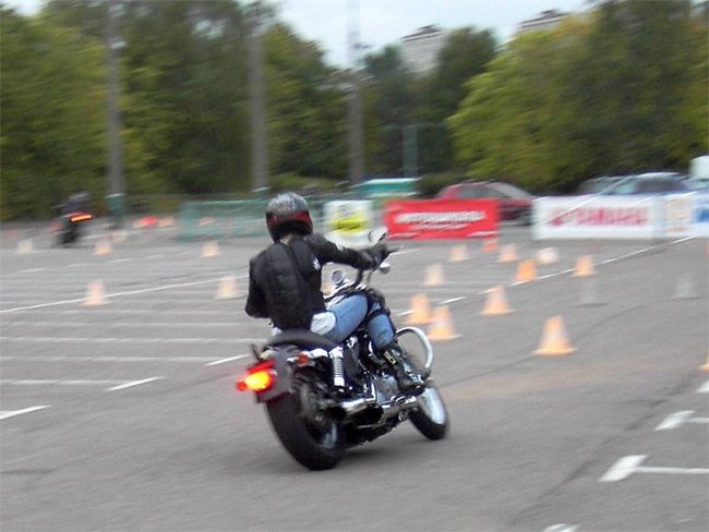 Украинских мотоциклистов научат выживать на дороге