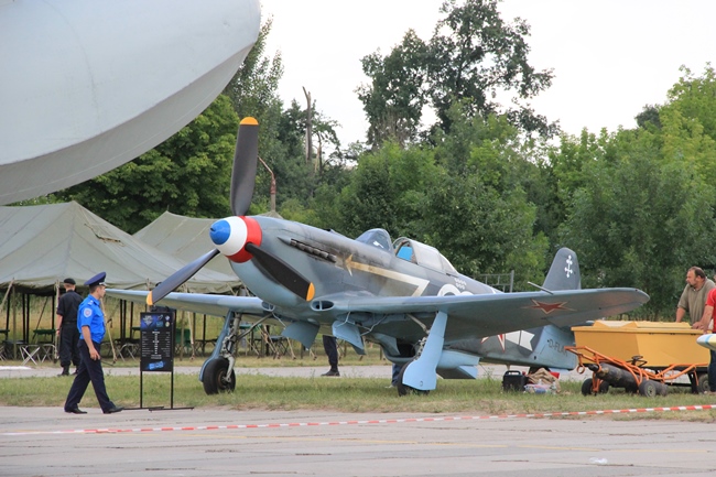 Сегодня чистое киевское небо разрезали боевые самолеты времен Второй Мировой войны
