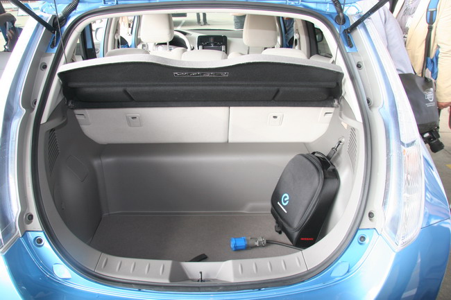 Багажник мог бы быть и попросторнее, но главное у Nissan Leaf - все-таки не грузоподъемность.
