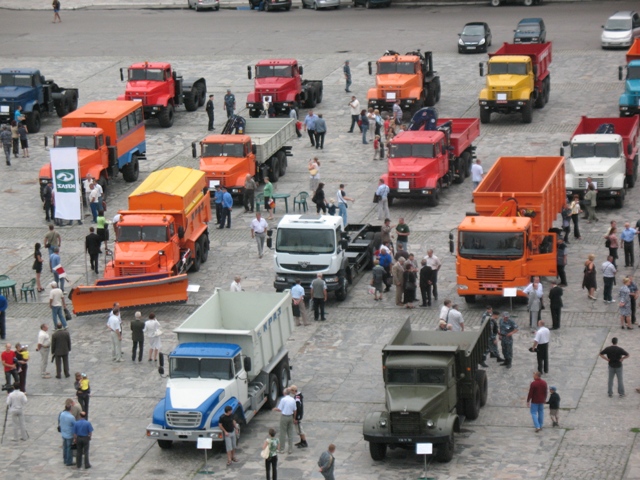 Разноцветные КрАЗы с высоты казались украшением главной площади Кременчуга