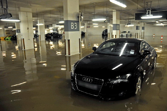 затоплена элитная парковка в Сингапуре