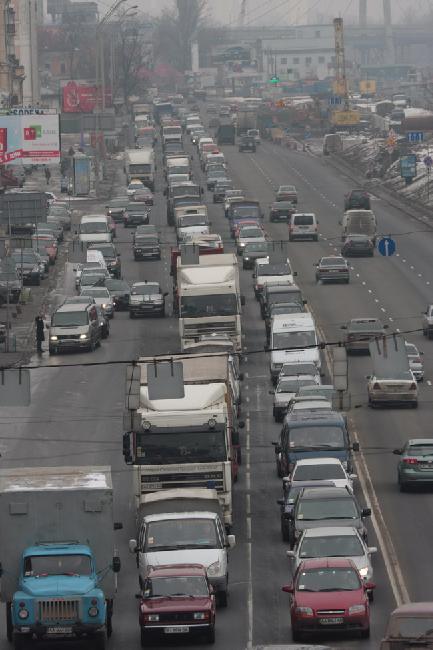C утра пробки в Киеве были обычными для пятницы, но к обеду трафик неожиданно остановился.