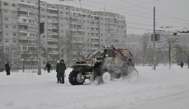 Владельцы оффроуд в Киеве спасают застрявших