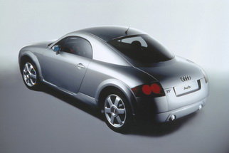 Концептуальный Audi TT дебютировал в 1996 году на автошоу во Франкфурте. 