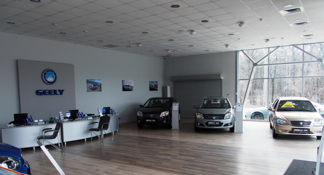 «АИС Geely Центр» открыл новый автосалон