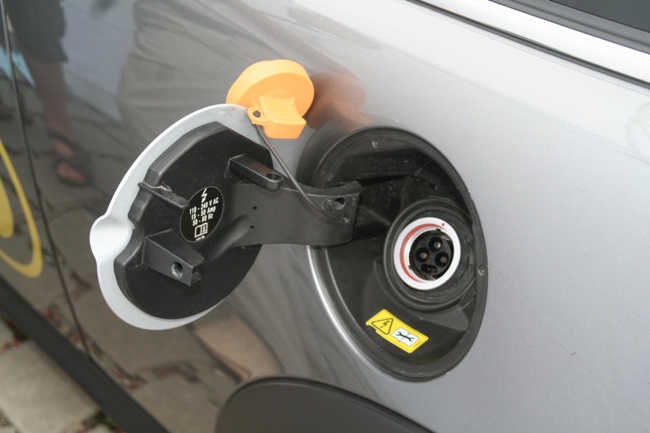 Любой современный электромобиль можно подзаряжать от обычной сети переменного тока напряжением 220 или 230 вольт.