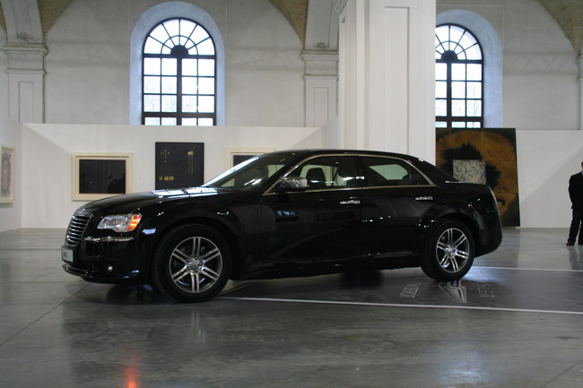 В Мистецком арсенале официально показали новый Chrysler 300C