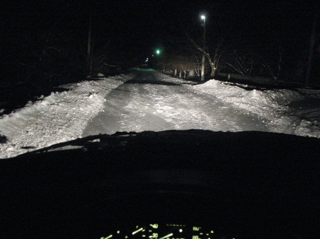 В ночное время оценить состояние покрытия зимней дороги вдвойне сложнее.