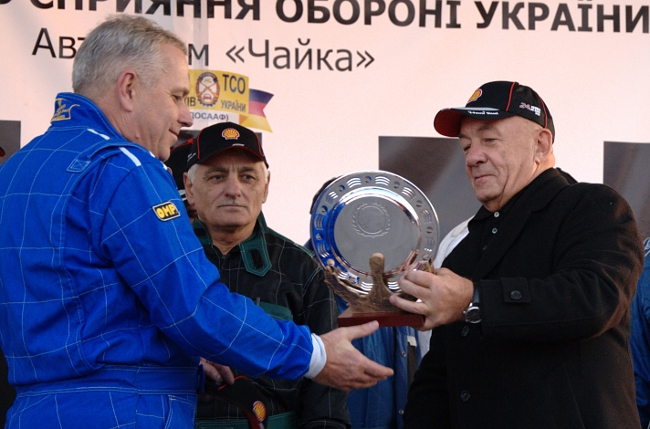 От имени ОСО Украины награждены были не только пришедшие к финишу первыми участники обоих заездов ветеранов - на фото Юрий Бомбардеров...