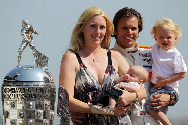 Ден Вэлдон с женой Сюзи и их двумя сыновьями вскоре после победы в "Инди-500" 2011-го года