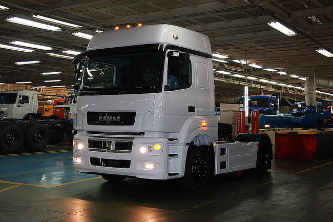 «КамАЗ» начал выпуск тягача с кабиной Daimler