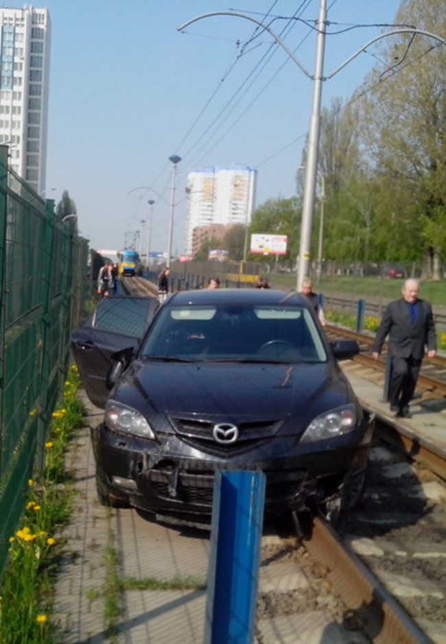 ДТП в Киеве: автомобиль заблокировал работу скоростного трамвая