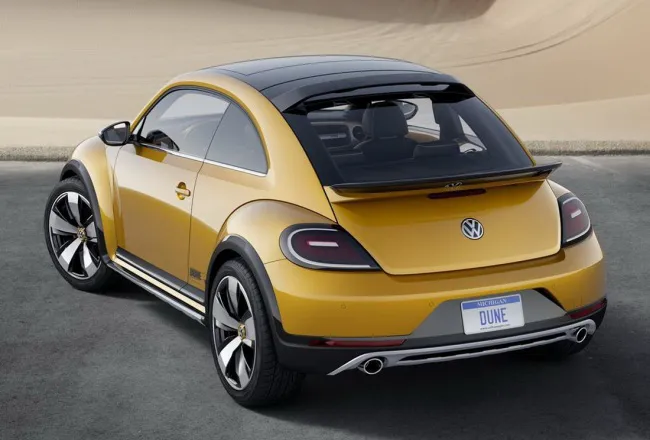 Пляжный Volkswagen Beetle идет в массы