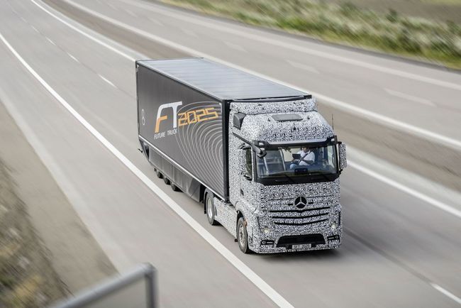 Mercedes экспериментирует с автопилотом на грузовиках