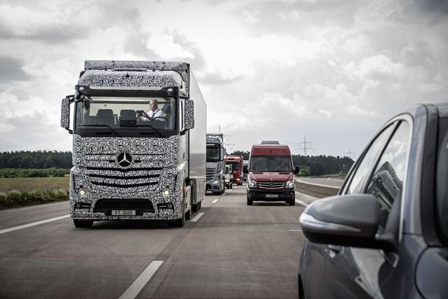 Mercedes экспериментирует с автопилотом на грузовиках