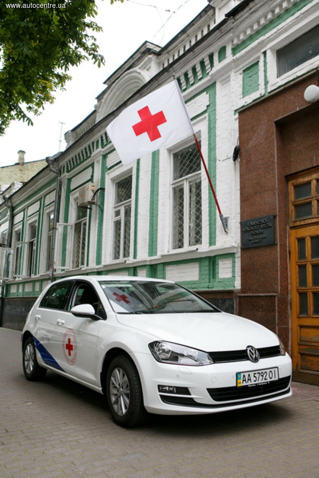 Новый Volkswagen Golf 7 передан в пользование Обществу Красного Креста Украины