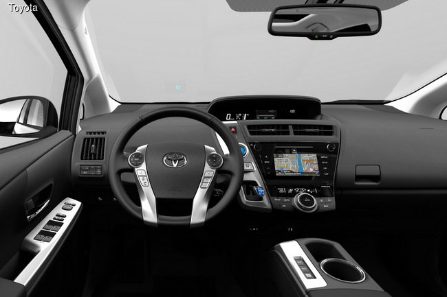 Toyota провела модернизацию гибридного компактвена Prius+