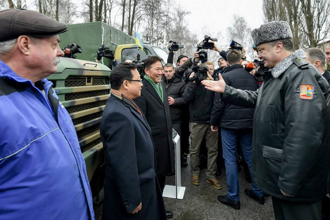 Петр Порошенко осматривает армейские автомобили