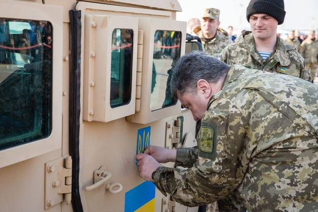 Президент Украины Петр Порошенко 25 марта ознакомился с партией бронированных автомобилей HMMWV