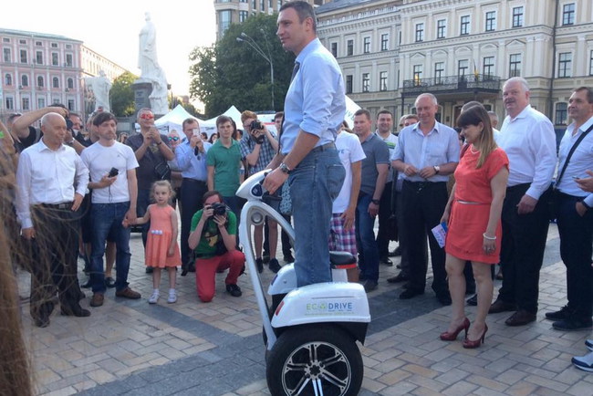 Виталий Кличко протестировал электромобили