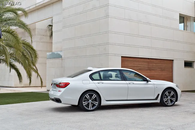 Компания BMW официально представила новое поколения 7-Series