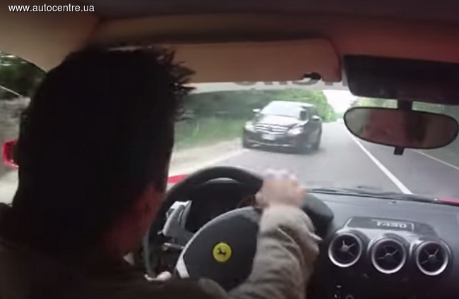 Парень за секунду дважды чуть не разбил Ferrari F430 (Видео)