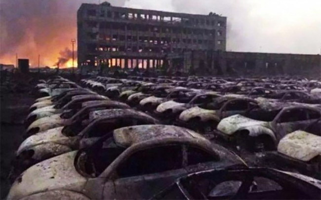 Взрывы в Китае уничтожили сотни автомобилей